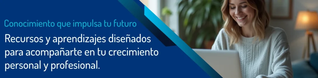 Mujer sonriendo mientras estudia en su portátil, representando el aprendizaje y crecimiento personal en Valor Formativo