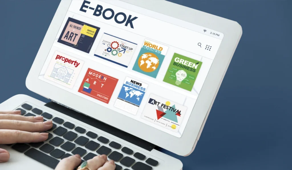 Persona explorando y leyendo ebooks de contenido digital en línea