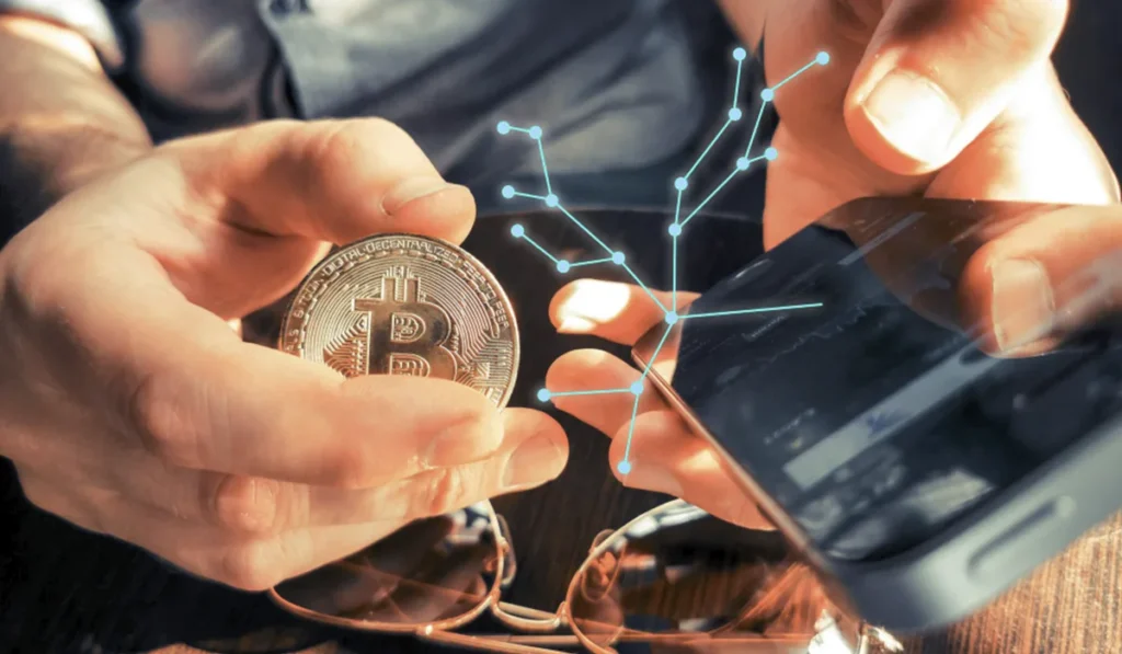 Inversor gestionando criptomonedas y Bitcoin desde el móvil en 2025