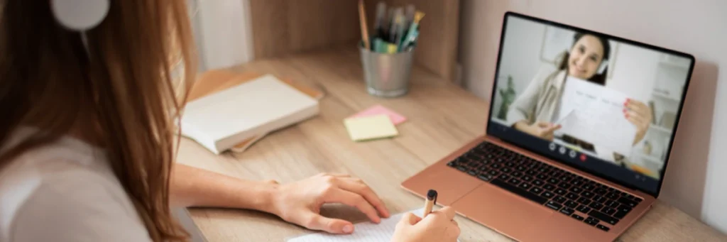 Persona trabajando desde casa en negocios online en 2025