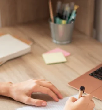 Persona trabajando desde casa en negocios online en 2025