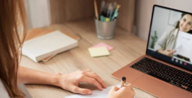 Persona trabajando desde casa en negocios online en 2025