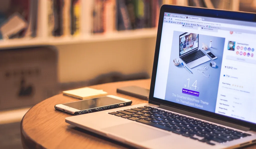 Portátil con una página de WordPress abierta junto a un móvil sobre el escritorio, representando el análisis y aprendizaje en formación online.