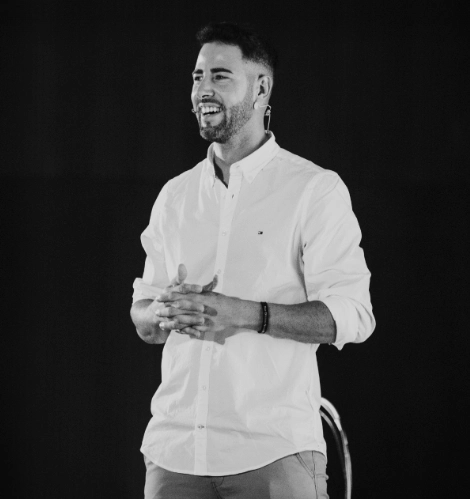 Adrían Gleez dando charla en formación